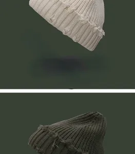 Detailansicht von Distressed-Strickmützen in Cremeweiß und Olivgrün mit Textur