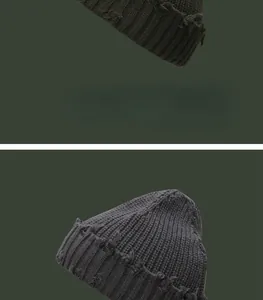 Detailansicht der gestrickten Beaniemützen im Vintage-Look mit Fransenkanten.