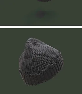Nahaufnahme der Vintage-Strickmütze mit Destroyed-Effekten und Rissen in Dunkelgrau.