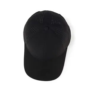 Vista dettagliata dall'alto del berretto da baseball nero traspirante con fori laser mesh