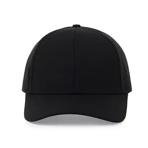Dettaglio del cappellino da baseball nero traspirante con fori di ventilazione
