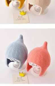 Zachte gebreide babymutsen met puntvorm en oorkleppen in diverse leuke snoepkleuren