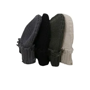 Zerstörte Strickmützen in Grau, Schwarz, Oliv und Creme für Winter-Streetwear.