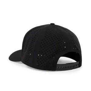 Dettaglio posteriore del cappello da baseball nero in rete traspirante con cinturino.