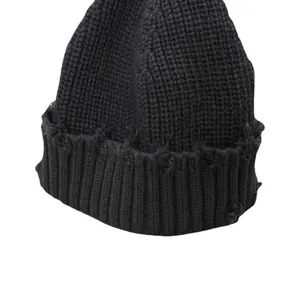 Klassische schwarze Strickmütze im Retro-Distressed-Look für modische Winteroutfits