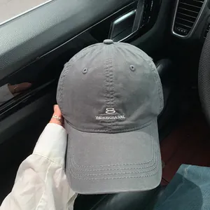 Berretto da baseball grigio ricamato soft top con design street style negli interni dell'auto