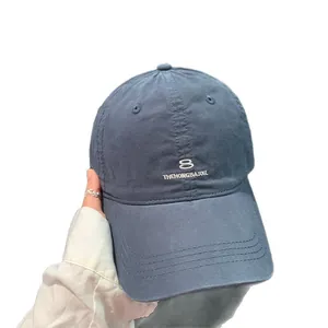 Berretto da baseball blu scuro classico con un raffinato ricamo bianco minimalista