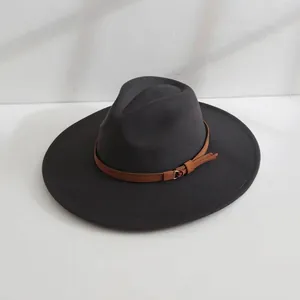 Vue détaillée d'un chapeau de jazz en laine anthracite avec un ruban en cuir marron bouclé