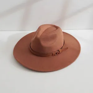 Gros plan détaillé d'un chapeau fedora en feutre marron avec une bande en cuir élégante
