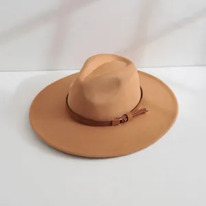 Vue détaillée d'un chapeau fedora en feutre de laine camel avec un ruban en cuir