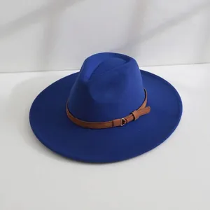 Vue détaillée d'un chapeau de jazz en feutre bleu roi avec boucle décorative marron