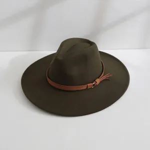 Chapeau fedora en feutre vert olive foncé à large bord avec bande en cuir marron.