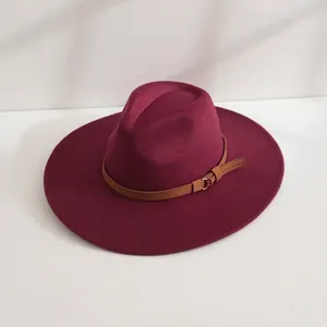Détail d'un chapeau Fedora en feutre de laine bordeaux avec une bande à boucle