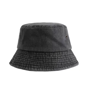 Dettaglio di un cappello a secchiello in denim lavato nero antracite