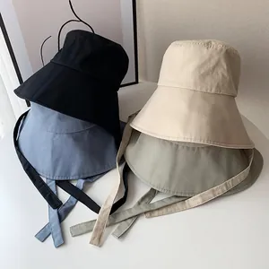 Vier bunte Sommer-Sonnenhüte für Damen mit eleganten langen Kinnriemen für Sonnenschutz