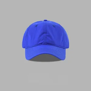 Makrodetail der atmungsaktiven blauen schnelltrocknenden Baseballkappe mit Struktur.