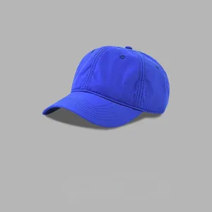 Nahaufnahme einer leuchtend blauen, schnell trocknenden Baseballkappe im Detail