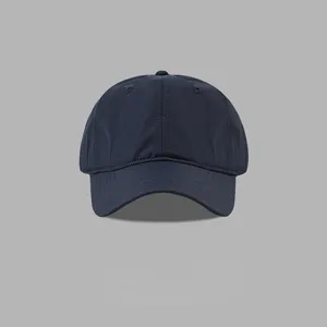 Detailansicht einer dunkelblauen, schnelltrocknenden, atmungsaktiven Baseballkappe
