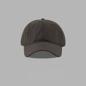 Vorderansicht einer minimalistischen anthrazitgrauen schnell trocknenden Baseballkappe