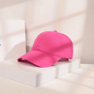 Detaillierte Seitenansicht einer rosa Baumwoll-Baseballkappe auf einem weißen Stand