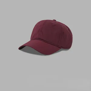 Detailansicht einer weinroten schnelltrocknenden Baseballkappe mit hochwertigem Gewebe.
