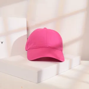 Nahaufnahme einer leuchtend rosa Baumwoll-Baseballkappe mit weichem Oberteil.