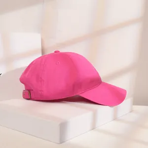 Detailansicht einer leuchtend rosa Baumwoll-Baseballkappe mit Fenster-Schatten-Effekt