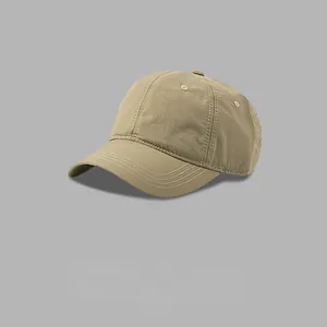 Detailansicht einer khakifarbenen, schnelltrocknenden Baseballkappe mit Fokus auf dem Material
