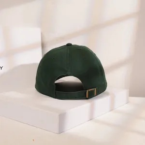 Detailansicht der Rückseite einer dunkelgrünen Baseballkappe aus weicher Baumwolle mit Verschluss