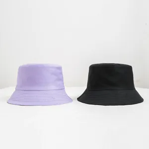 Λεβάντα και μαύρα βαμβακερά καπέλα bucket δίπλα-δίπλα για προστασία από τον ήλιο.