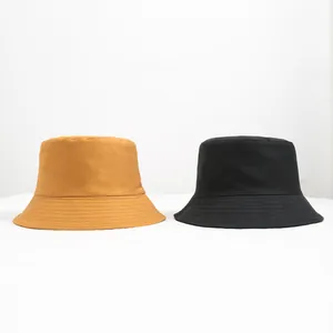 Σετ δύο μινιμαλιστικά καπέλα bucket σε μουσταρδί και μαύρο για προστασία από τον ήλιο.