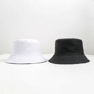 Λευκά και μαύρα μονόχρωμα καπέλα bucket για ηλιοπροστασία και καθημερινή χρήση