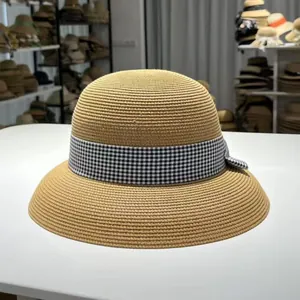Eleganter Damen-Sommerstrohhut mit stilvollem schwarz-weißem Gingham-Band für den Strand