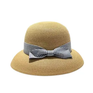 Eleganter Sommer Strohhut für Damen mit schwarz-weiß karierter Schleife als Akzent