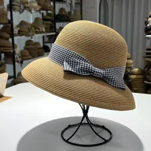 Eleganter Strohhut für Damen im Sommer mit einer schicken schwarz-weißen Karoschleife