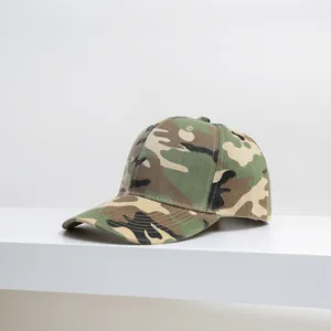 Dettaglio di un cappello da baseball mimetico per la protezione solare all'aperto.