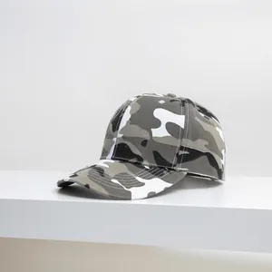 Vista dettagliata del motivo mimetico grigio e bianco su un cappellino da baseball