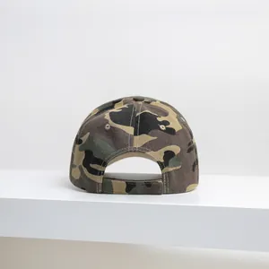Vista dettagliata di un cappellino da baseball mimetico con cinturino di regolazione.