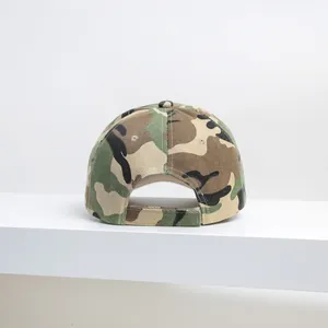 Vista posteriore di cappellino da baseball mimetico con cinturino regolabile e occhielli