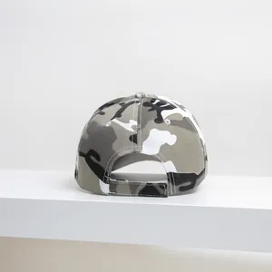 Vista posteriore di un cappellino da baseball mimetico con cinturino regolabile su bianco