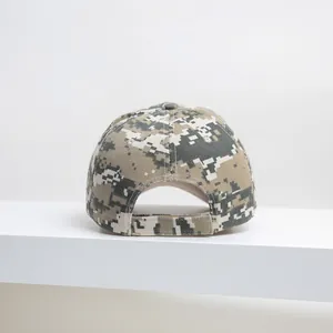 Vista posteriore dettagliata di un cappello da baseball camouflage con cinturino regolabile
