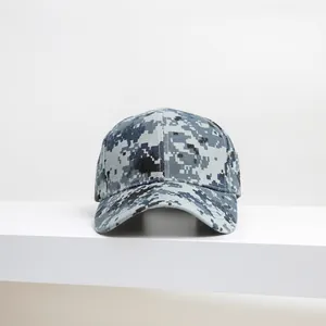 Primo piano del motivo mimetico digitale su un resistente cappellino da baseball
