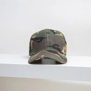 Dettaglio ravvicinato di un cappellino da baseball mimetico classico con cuciture bianche