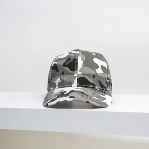 Dettaglio di un elegante berretto da baseball mimetico grigio per la protezione solare