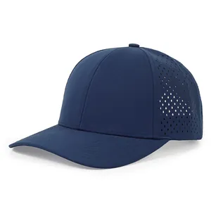 Vista laterale del berretto da baseball blu traspirante con fori di ventilazione laser.