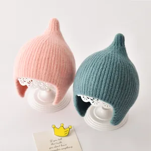 Schattige gebreide babymuts met oorkleppen in snoepkleuren voor herfst en winter