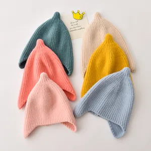 Collectie schattige gebreide puntmutsen voor baby's met oorbescherming in zachte kleuren