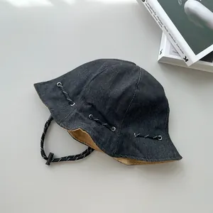 Detail eines Retro-Fischerhutes aus schwarzem Denim mit verstellbarem Kordelzug