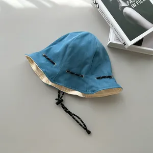 Detailansicht des vintage blauen Cord-Anglerhuts mit verstellbarem Kinnriemen und Kordelzug