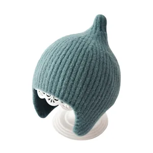 Schattige blauwgroene gebreide babymuts met oorbeschermers voor de herfst en winter